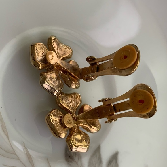 Vintage Enamel crème and goldstone floral clip on earrings - Picture 2 of 4